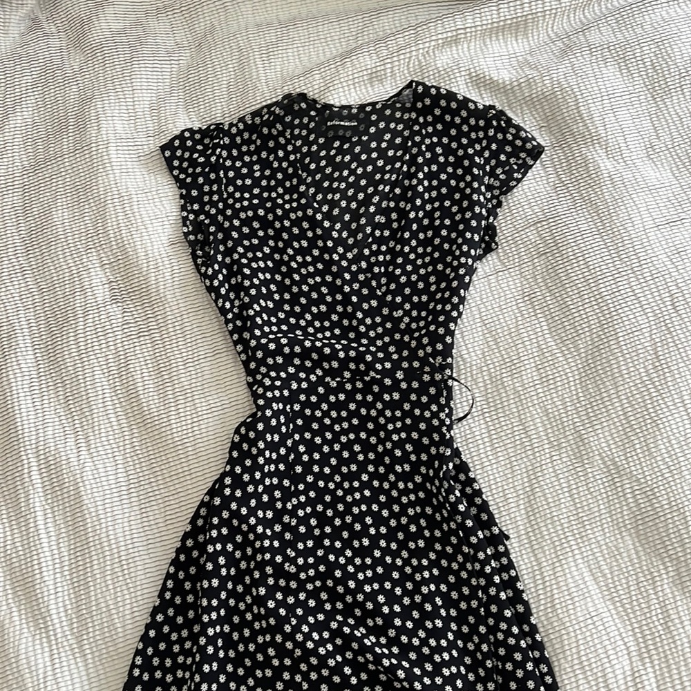 Reformation Daisy Wrap Mini dress. Size 2-4 with adjustable tie.